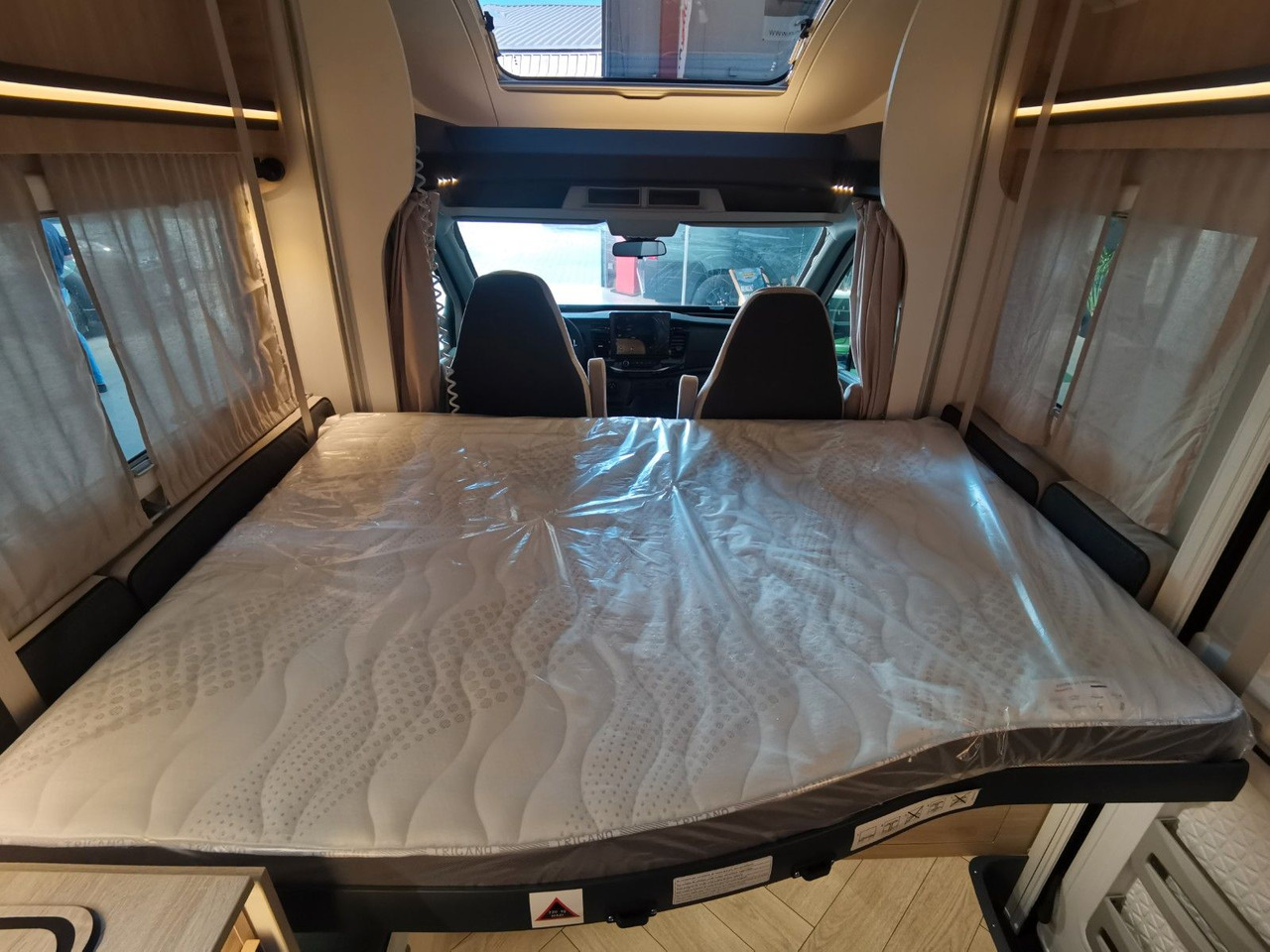 세미 통합 모터홈 Chausson 650 TITANIUM / - 2026 - / NUR 6.39 M. / HUBBETT : 사진 17