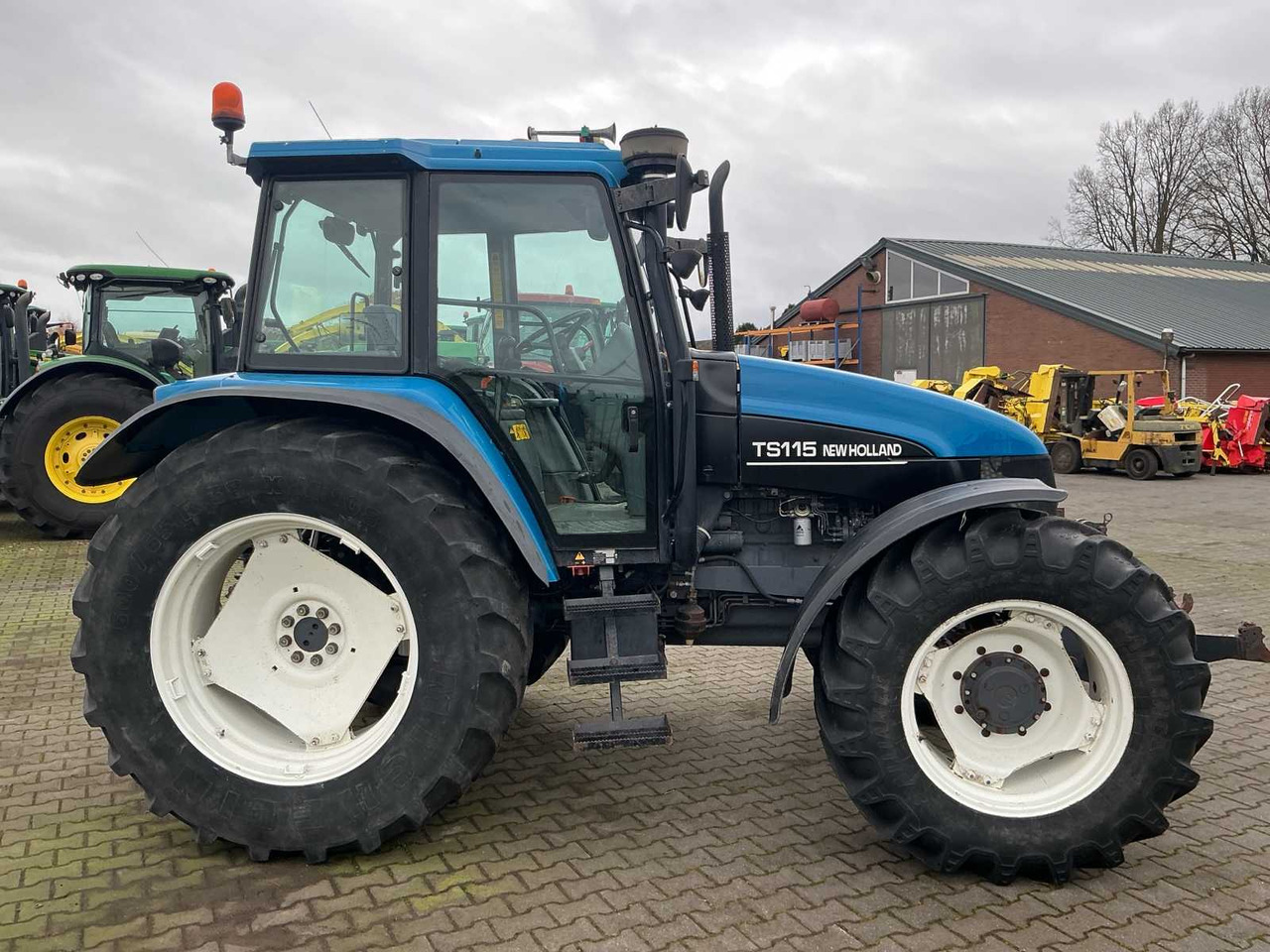 1998 NEW HOLLAND TS115 ALL-WHEEL DRIVE FARM TRACTOR - 장궤형 트랙터 : 사진 3 1998 NEW HOLLAND TS115 ALL-WHEEL DRIVE FARM TRACTOR - 장궤형 트랙터 : 사진 3