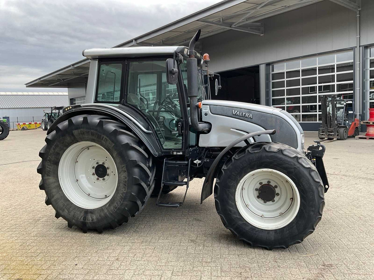 2006 VALTRA N141 HITECH ALL-WHEEL DRIVE FARM TRACTOR - 장궤형 트랙터 : 사진 5 2006 VALTRA N141 HITECH ALL-WHEEL DRIVE FARM TRACTOR - 장궤형 트랙터 : 사진 5