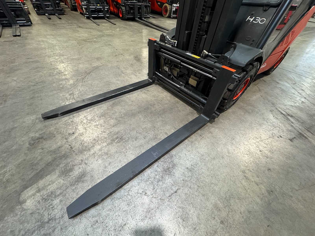 지게차 2010 LINDE H30D-01 3.000KG 3.+4. VALVE FORK ADJUSTER TRIPLEX DIESEL FORKLIFT FORKLIFT 10,482 HOURS. : 사진 6 지게차 2010 LINDE H30D-01 3.000KG 3.+4. VALVE FORK ADJUSTER TRIPLEX DIESEL FORKLIFT FORKLIFT 10,482 HOURS. : 사진 6