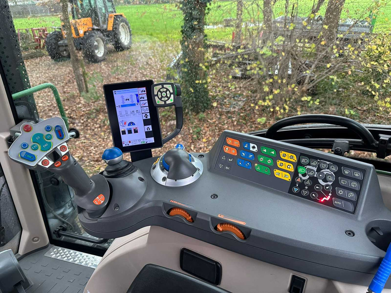 2015 FENDT 312 VARIO S4 ALL-WHEEL DRIVE FARM TRACTOR - 장궤형 트랙터 : 사진 5 2015 FENDT 312 VARIO S4 ALL-WHEEL DRIVE FARM TRACTOR - 장궤형 트랙터 : 사진 5