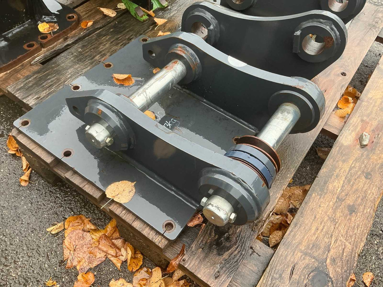 ADAPTER PLATE WITH BOLT HOLDER - 휠 로더 : 사진 1 ADAPTER PLATE WITH BOLT HOLDER - 휠 로더 : 사진 1