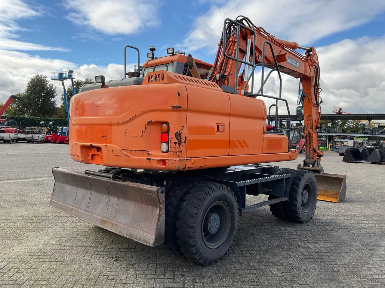 Doosan DX140W-3 - 휠 굴삭기 : 사진 3 Doosan DX140W-3 - 휠 굴삭기 : 사진 3