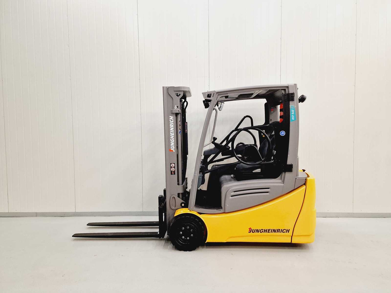 JUNGHEINRICH - 2017 - EFG 218 - FORKLIFT - FREE-LIFT - SIDE-SHIFT - 지게차 : 사진 2 JUNGHEINRICH - 2017 - EFG 218 - FORKLIFT - FREE-LIFT - SIDE-SHIFT - 지게차 : 사진 2