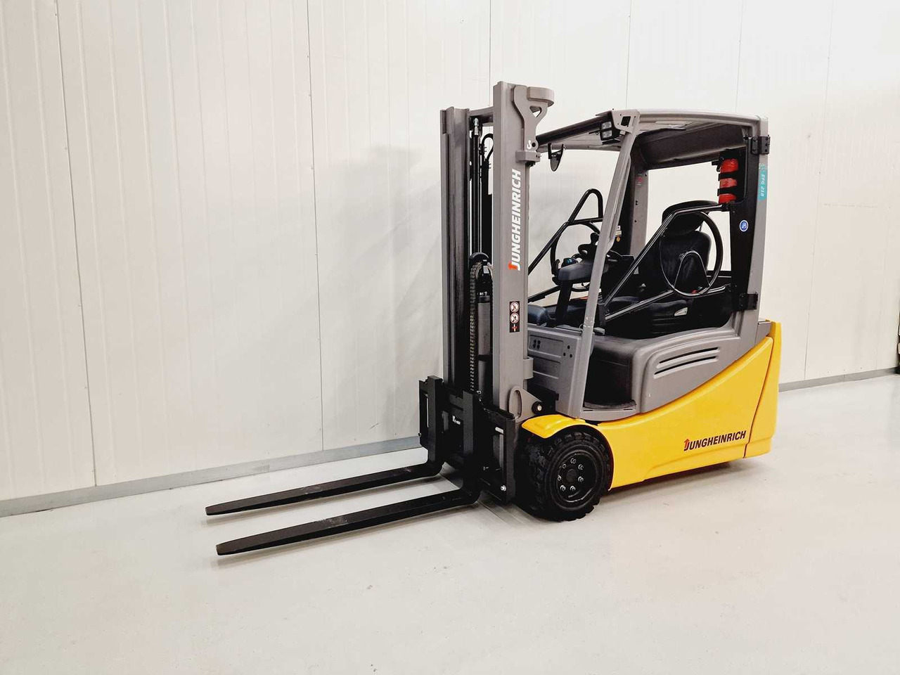 JUNGHEINRICH - 2017 - EFG 218 - FORKLIFT - FREE-LIFT - SIDE-SHIFT - 지게차 : 사진 1 JUNGHEINRICH - 2017 - EFG 218 - FORKLIFT - FREE-LIFT - SIDE-SHIFT - 지게차 : 사진 1