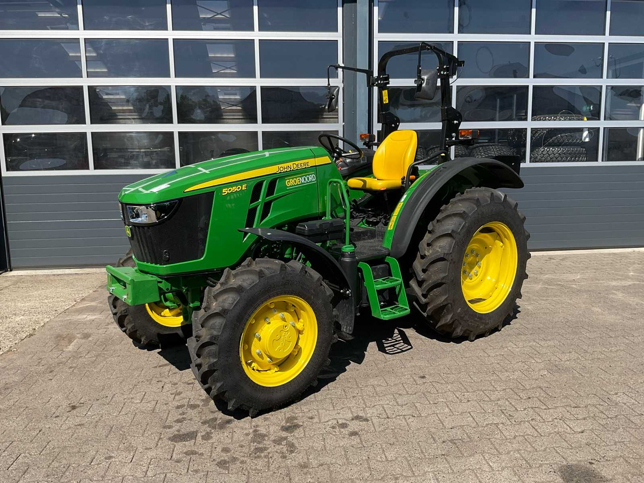 John Deere 5050E - 장궤형 트랙터 : 사진 1 John Deere 5050E - 장궤형 트랙터 : 사진 1