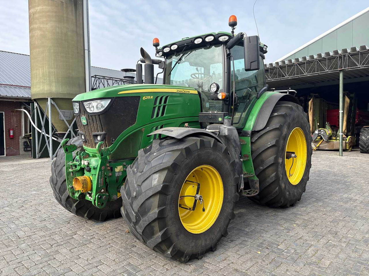 John Deere 6215R - 장궤형 트랙터 : 사진 1 John Deere 6215R - 장궤형 트랙터 : 사진 1