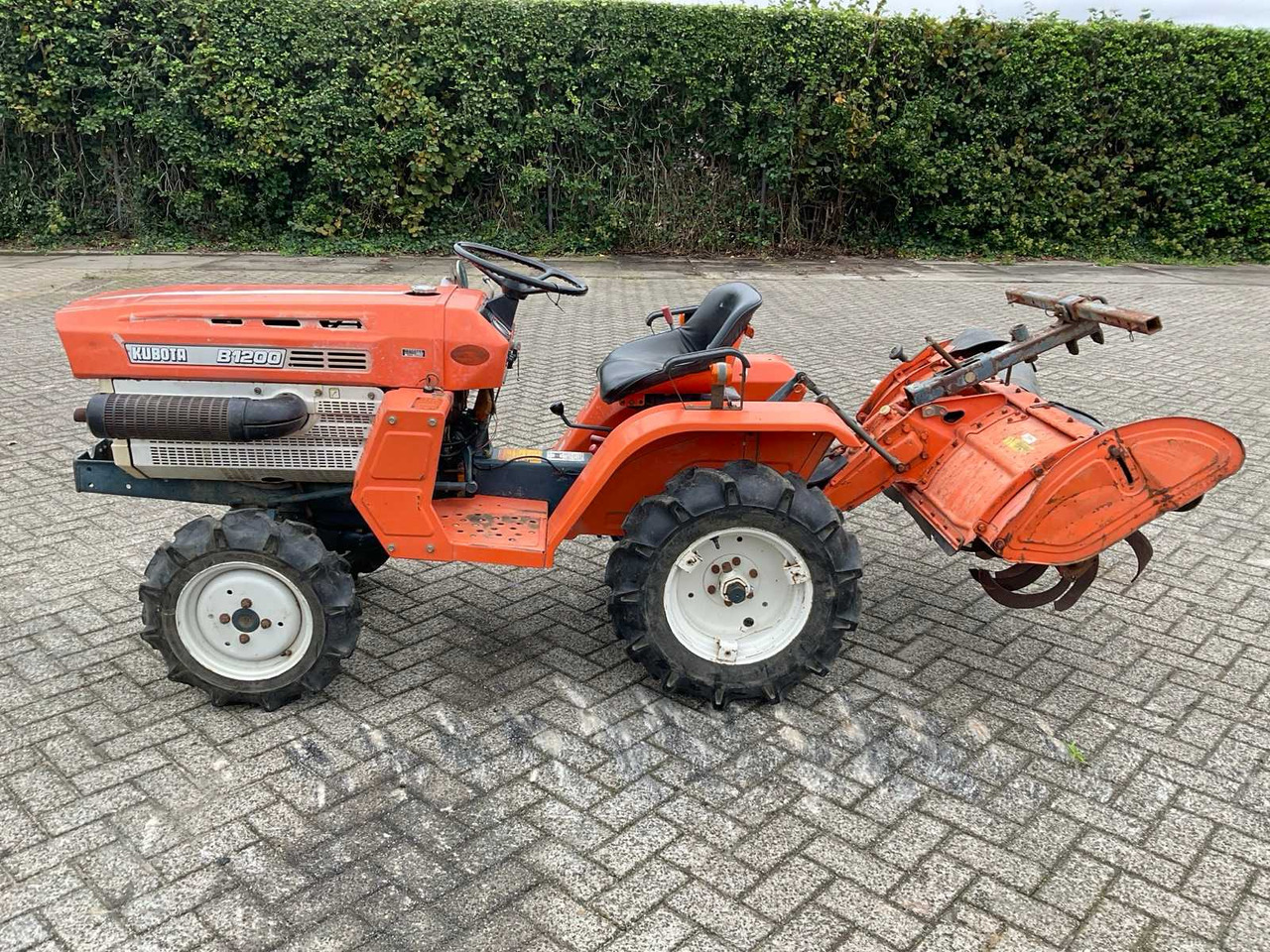 Kubota B1200 - 스트래들 트랙터 : 사진 5 Kubota B1200 - 스트래들 트랙터 : 사진 5