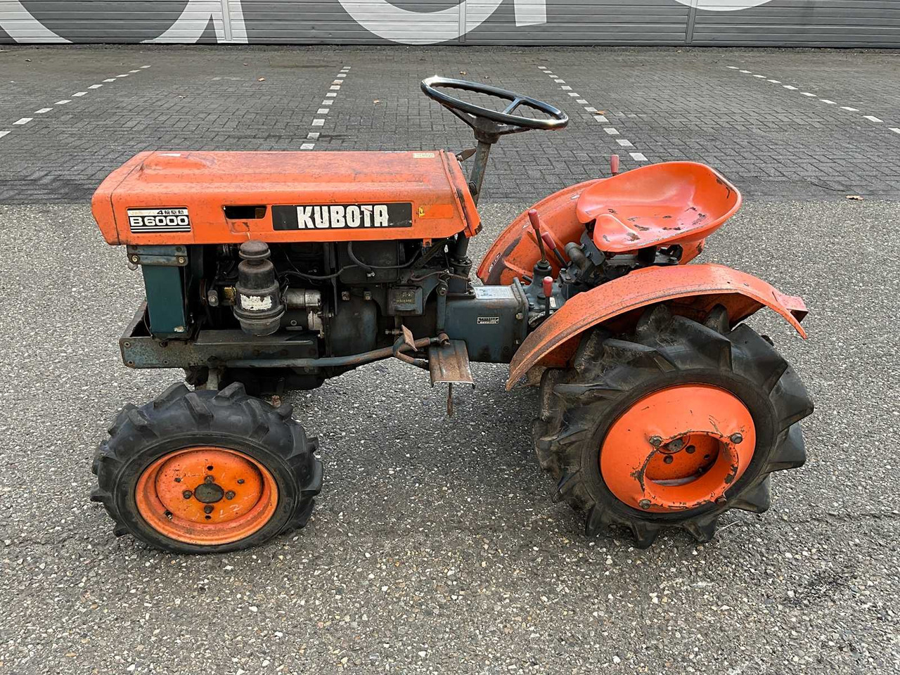 Kubota B6000 - 스트래들 트랙터 : 사진 2 Kubota B6000 - 스트래들 트랙터 : 사진 2