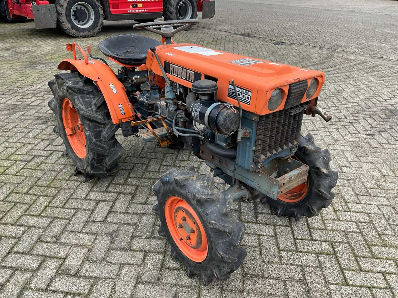 Kubota B7000 - 스트래들 트랙터 : 사진 4 Kubota B7000 - 스트래들 트랙터 : 사진 4