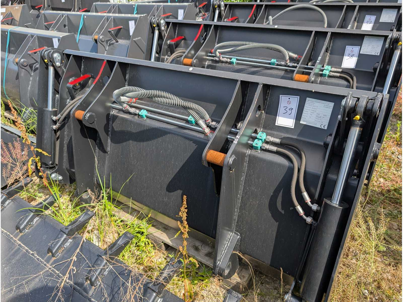 LSB - UNI BUCKET WITH TEETH - AS - 1850 MM - 0.8 CBM - 2023 - BUCKETS - 휠 로더 : 사진 1 LSB - UNI BUCKET WITH TEETH - AS - 1850 MM - 0.8 CBM - 2023 - BUCKETS - 휠 로더 : 사진 1