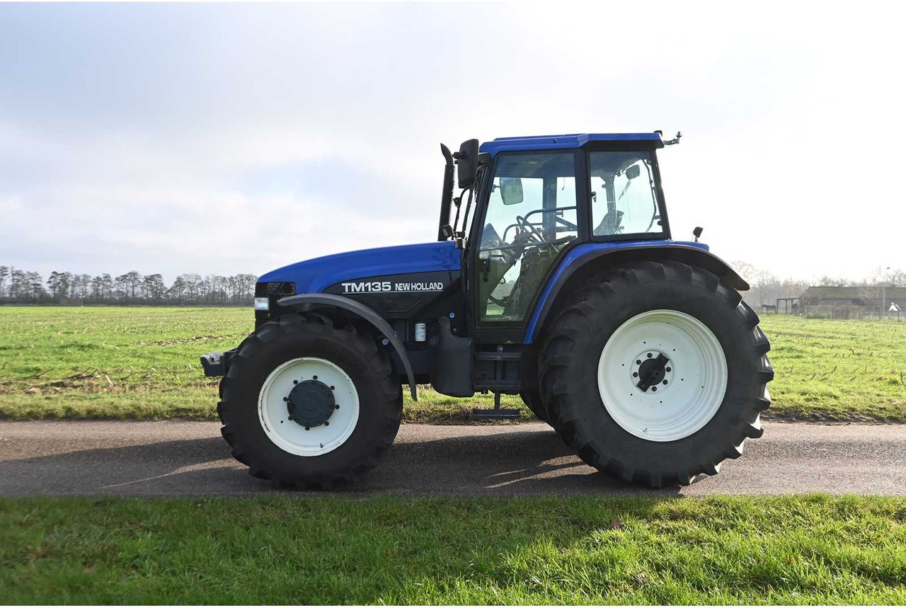 NEW HOLLAND - 1998 - TM135 - ALL-WHEEL DRIVE FARM TRACTOR - 장궤형 트랙터 : 사진 3 NEW HOLLAND - 1998 - TM135 - ALL-WHEEL DRIVE FARM TRACTOR - 장궤형 트랙터 : 사진 3