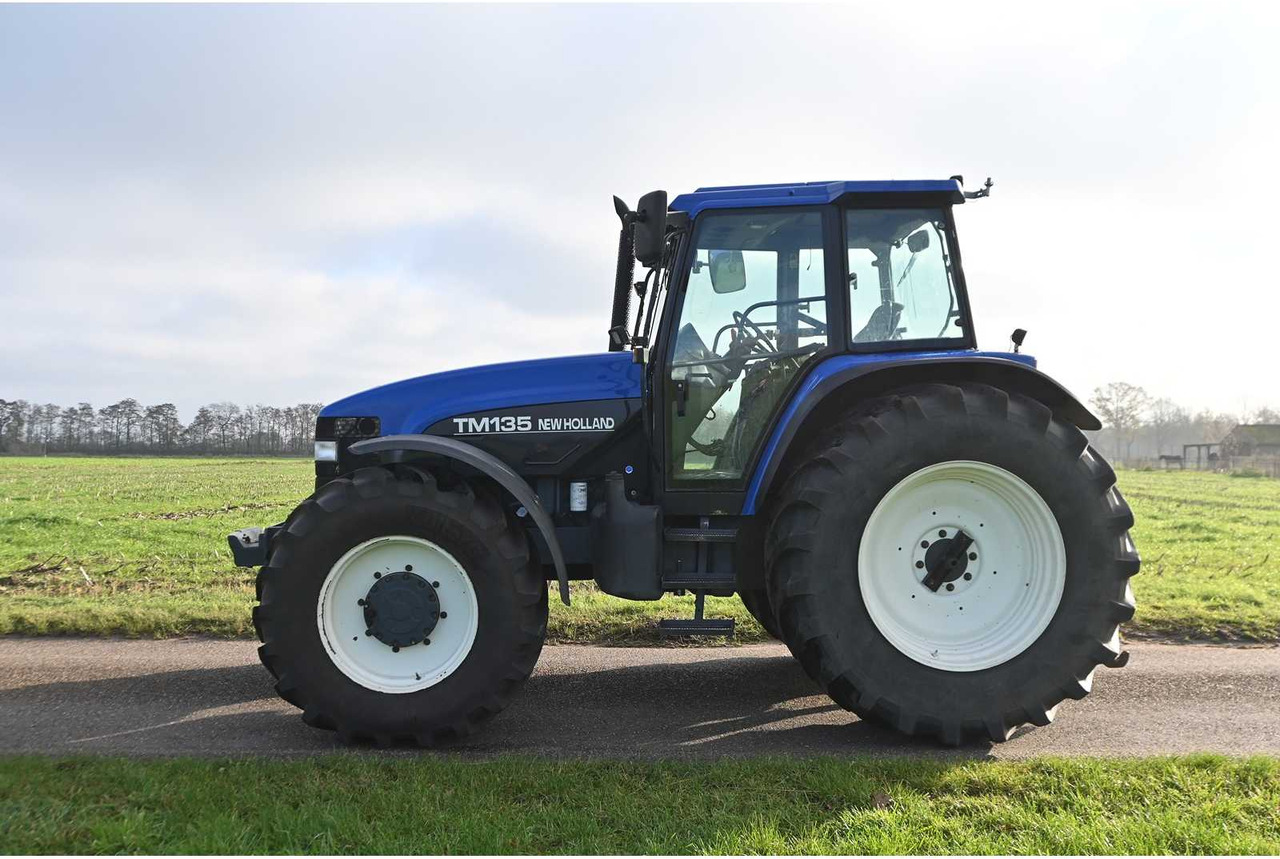NEW HOLLAND - 1998 - TM135 - ALL-WHEEL DRIVE FARM TRACTOR - 장궤형 트랙터 : 사진 4 NEW HOLLAND - 1998 - TM135 - ALL-WHEEL DRIVE FARM TRACTOR - 장궤형 트랙터 : 사진 4