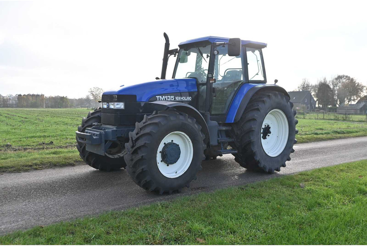 NEW HOLLAND - 1998 - TM135 - ALL-WHEEL DRIVE FARM TRACTOR - 장궤형 트랙터 : 사진 2 NEW HOLLAND - 1998 - TM135 - ALL-WHEEL DRIVE FARM TRACTOR - 장궤형 트랙터 : 사진 2
