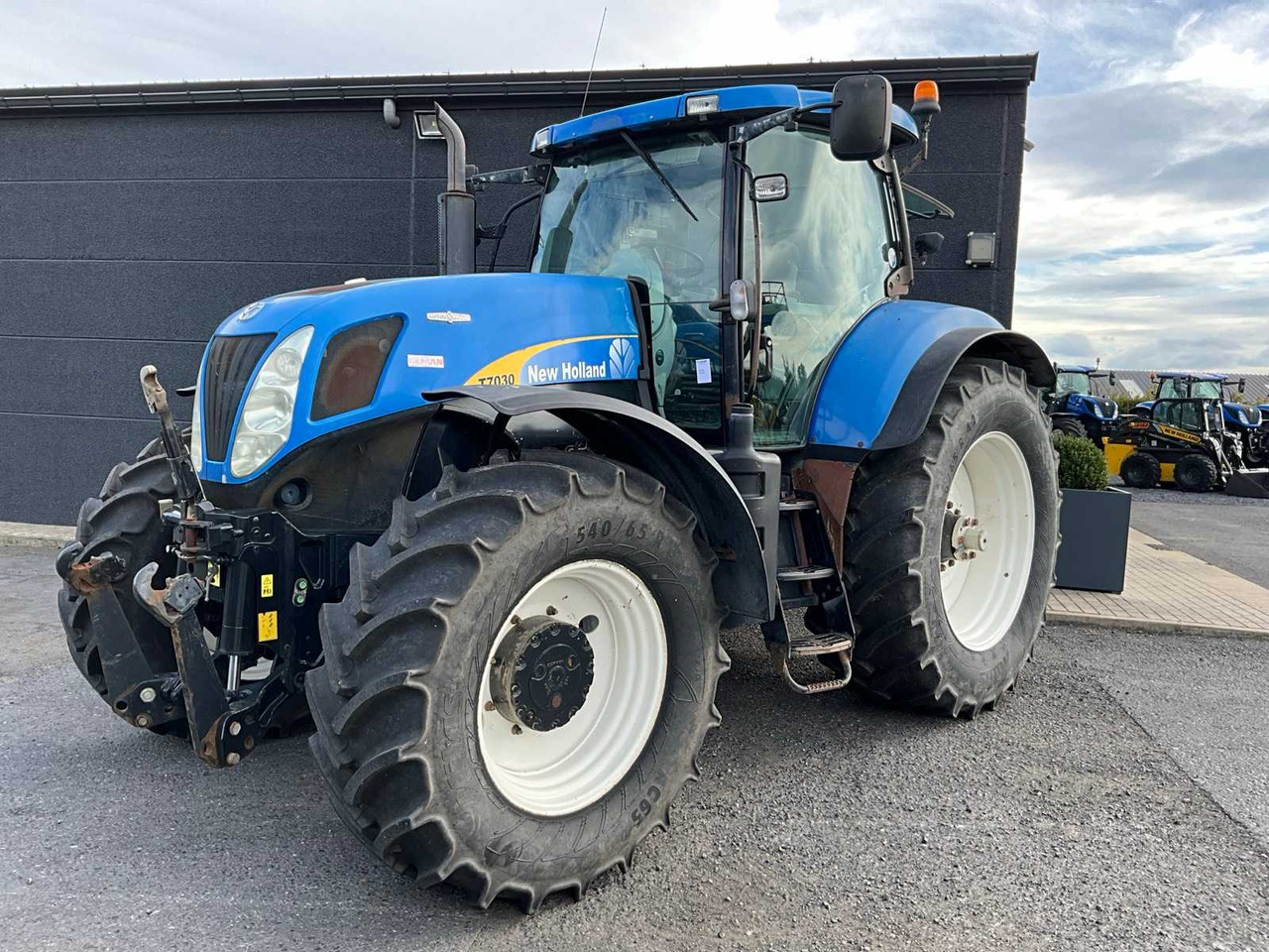 New Holland T7030 - 장궤형 트랙터 : 사진 1 New Holland T7030 - 장궤형 트랙터 : 사진 1