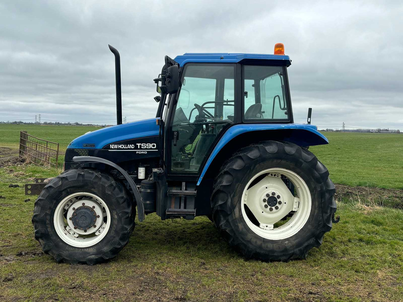 New Holland ts90 - 장궤형 트랙터 : 사진 2 New Holland ts90 - 장궤형 트랙터 : 사진 2