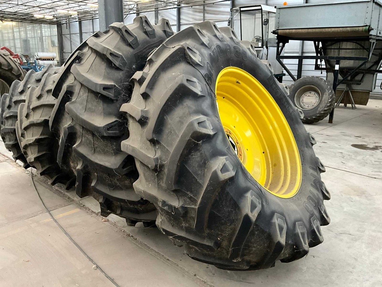 Pirelli TM700 - 휠 및 타이어 장궤형 트랙터 용 : 사진 2 Pirelli TM700 - 휠 및 타이어 장궤형 트랙터 용 : 사진 2