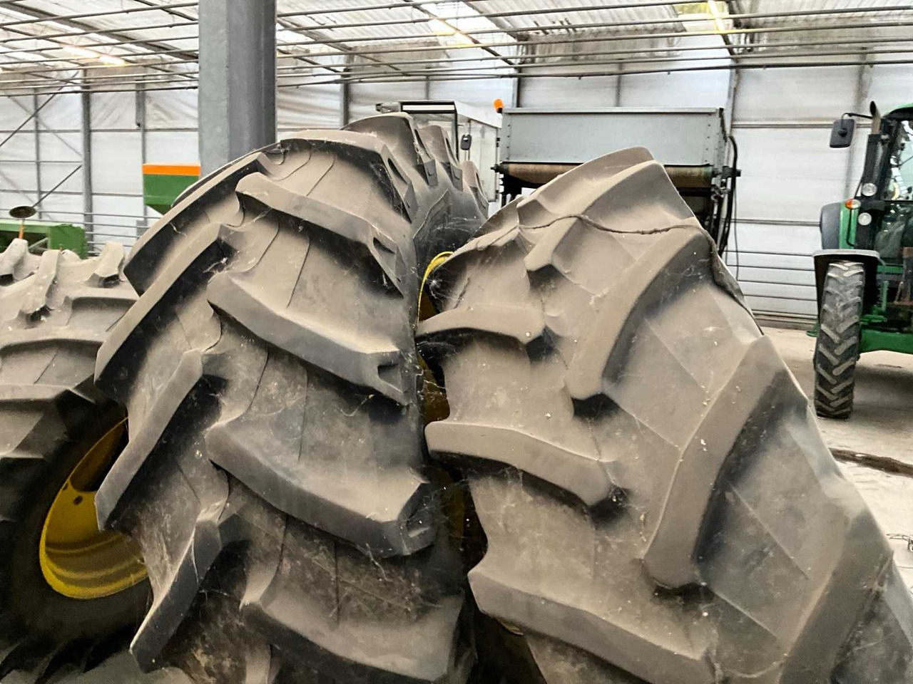 Pirelli TM700 - 휠 및 타이어 장궤형 트랙터 용 : 사진 3 Pirelli TM700 - 휠 및 타이어 장궤형 트랙터 용 : 사진 3