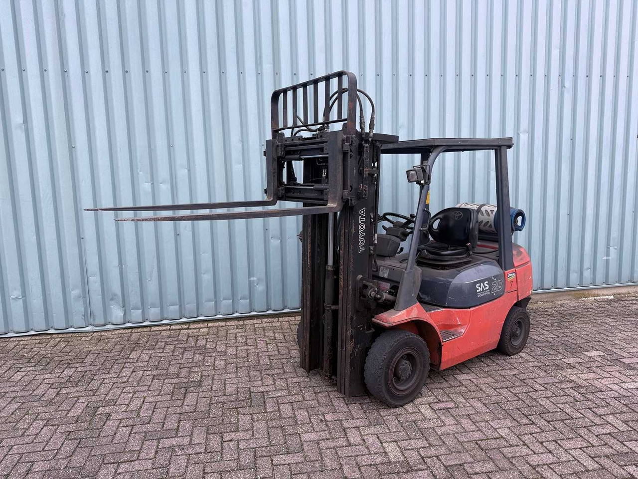 TOYOTA FORKLIFT WITH 4TH VALVE-FORK POSITIONER-SIDESHIFT-470CM HIGH-LOW HOURS 6445 - 지게차 : 사진 2 TOYOTA FORKLIFT WITH 4TH VALVE-FORK POSITIONER-SIDESHIFT-470CM HIGH-LOW HOURS 6445 - 지게차 : 사진 2