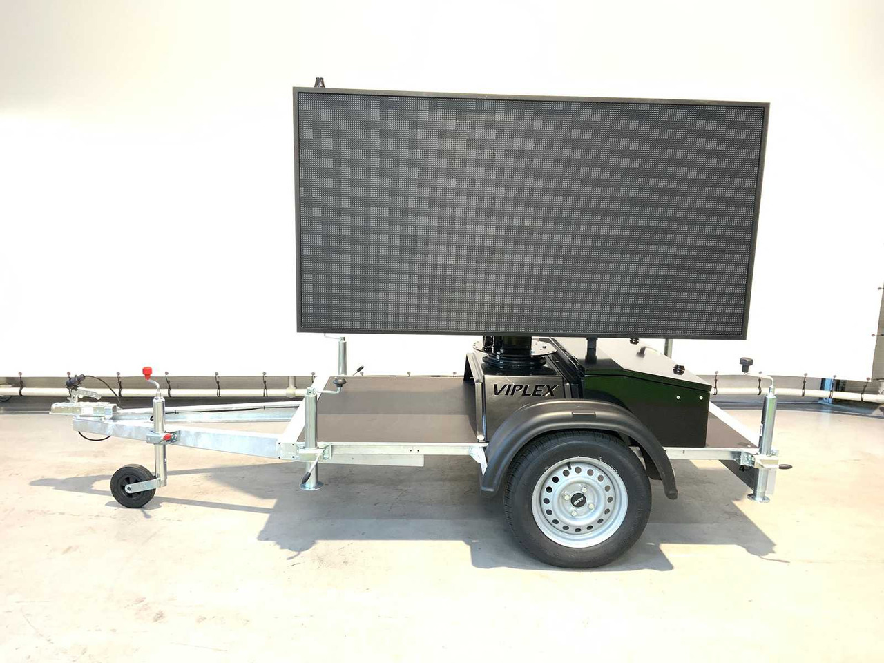 Viplex tekstkar P8 ledscherm op aanhangwagen - 건설장비, 트레일러 : 사진 2 Viplex tekstkar P8 ledscherm op aanhangwagen - 건설장비, 트레일러 : 사진 2
