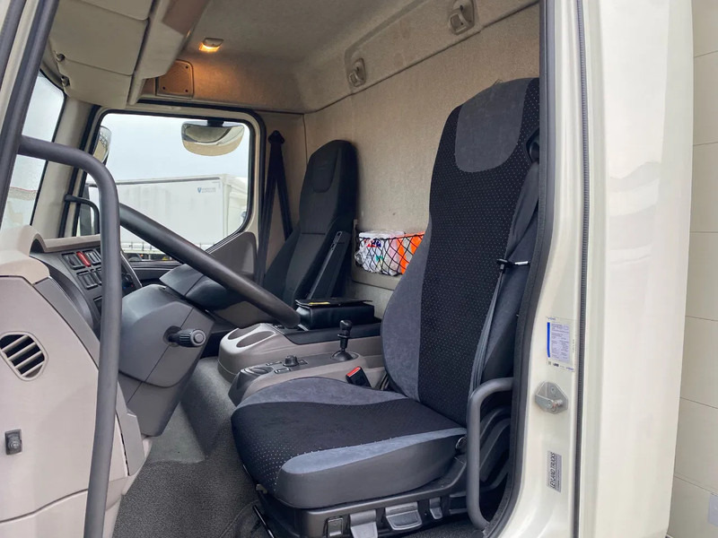 Interior photo 2: 커튼사이더 트럭 DAF LF 230 LF 230.12. EURO6. 2020. Schuifzeil. 720x248x260