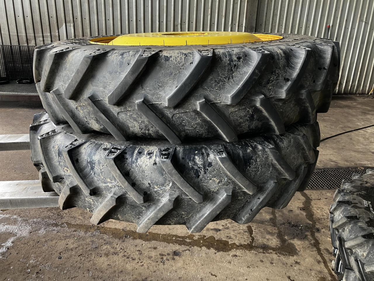 BKT 270/95R32 - 타이어 농업용 기계 용 : 사진 1 BKT 270/95R32 - 타이어 농업용 기계 용 : 사진 1