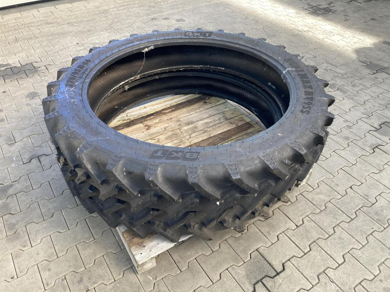 BKT 270/95R46 - 타이어 농업용 기계 용 : 사진 1 BKT 270/95R46 - 타이어 농업용 기계 용 : 사진 1