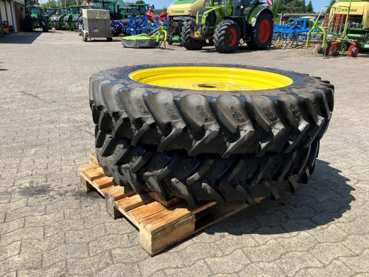 BKT 320/90R42 - 타이어 농업용 기계 용 : 사진 2 BKT 320/90R42 - 타이어 농업용 기계 용 : 사진 2