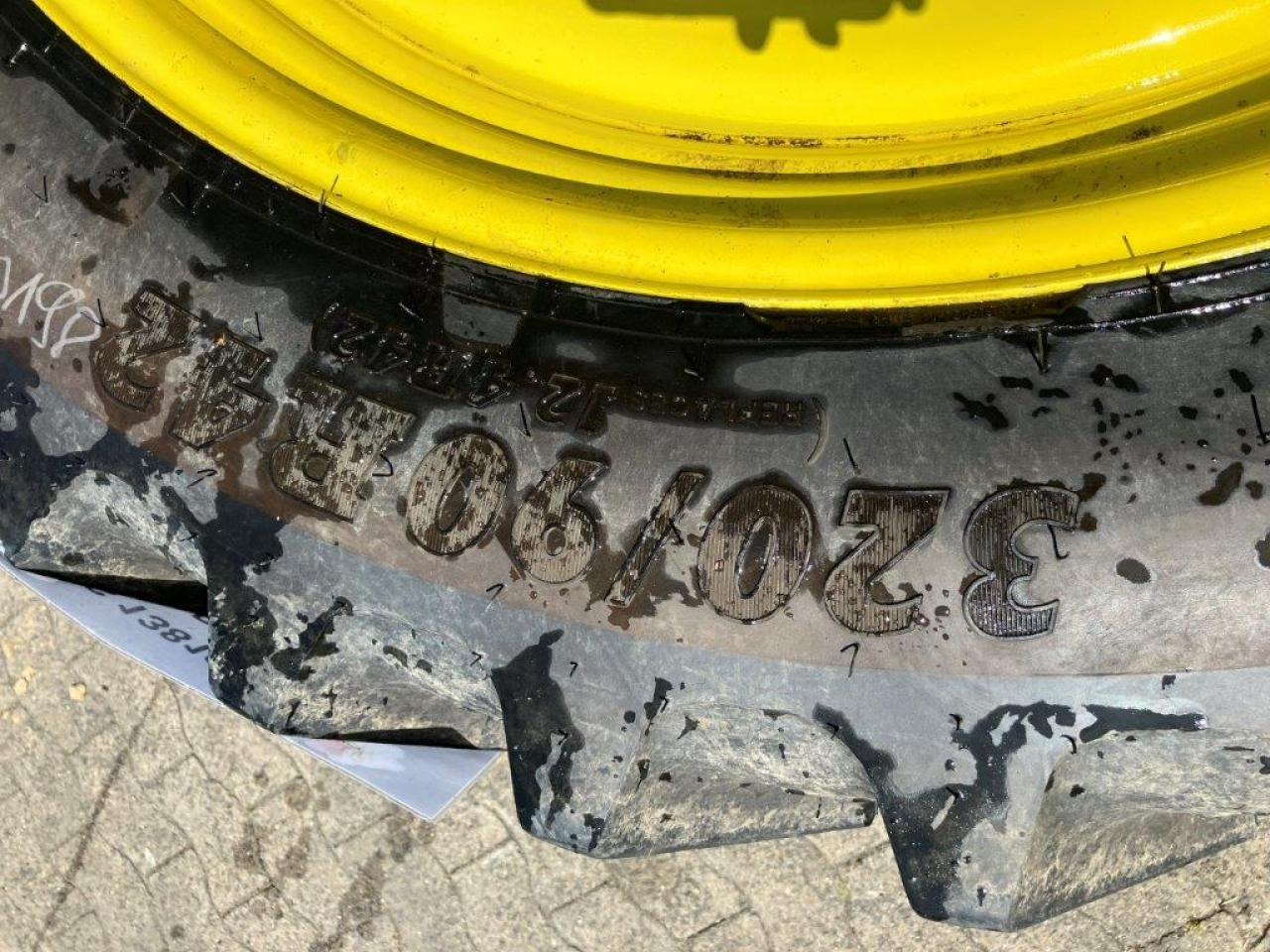 BKT 320/90R42 - 타이어 농업용 기계 용 : 사진 5 BKT 320/90R42 - 타이어 농업용 기계 용 : 사진 5