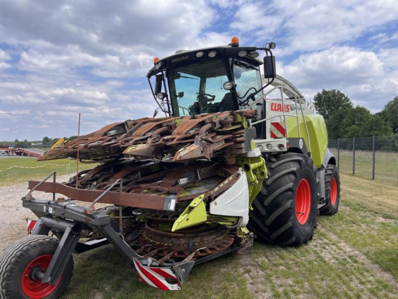 CLAAS Jaguar 980 - 견인식 목초수확기 : 사진 1 CLAAS Jaguar 980 - 견인식 목초수확기 : 사진 1