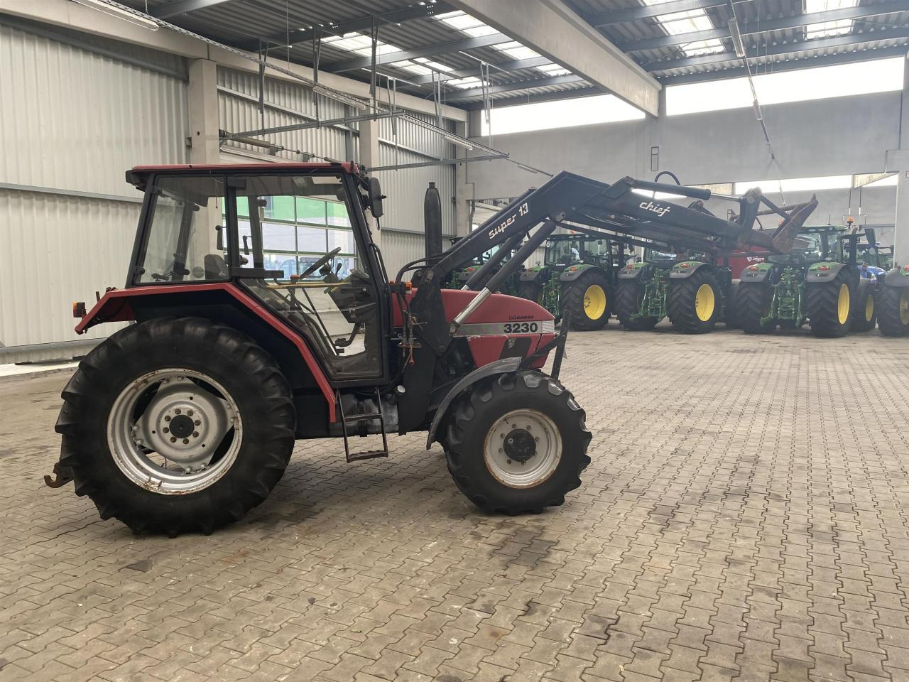 Case-IH 3230 - 장궤형 트랙터 : 사진 3 Case-IH 3230 - 장궤형 트랙터 : 사진 3