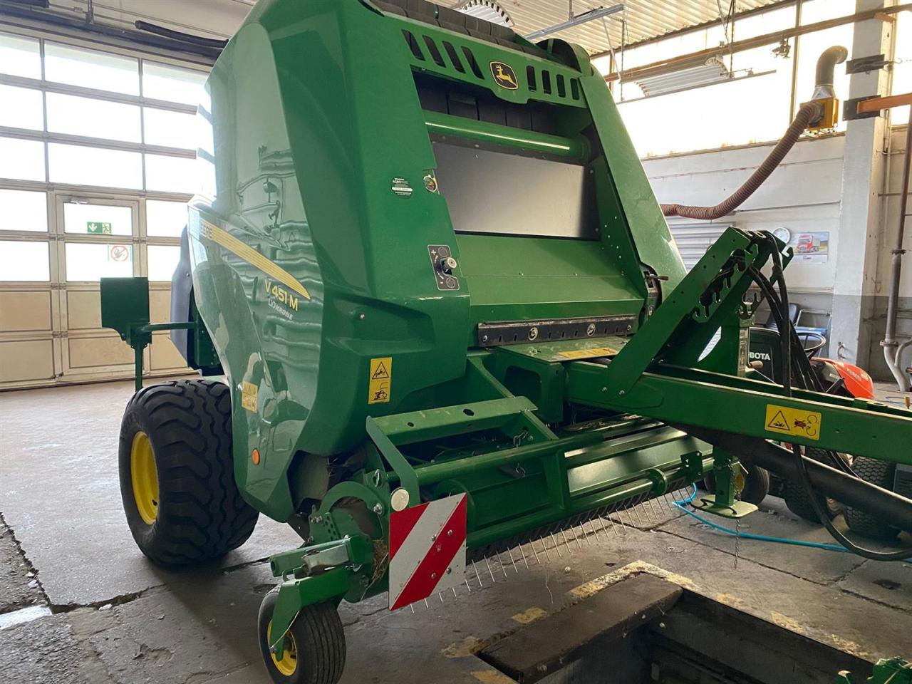 John Deere V451M MaxiCut 13 - 원형 베일러 : 사진 2 John Deere V451M MaxiCut 13 - 원형 베일러 : 사진 2