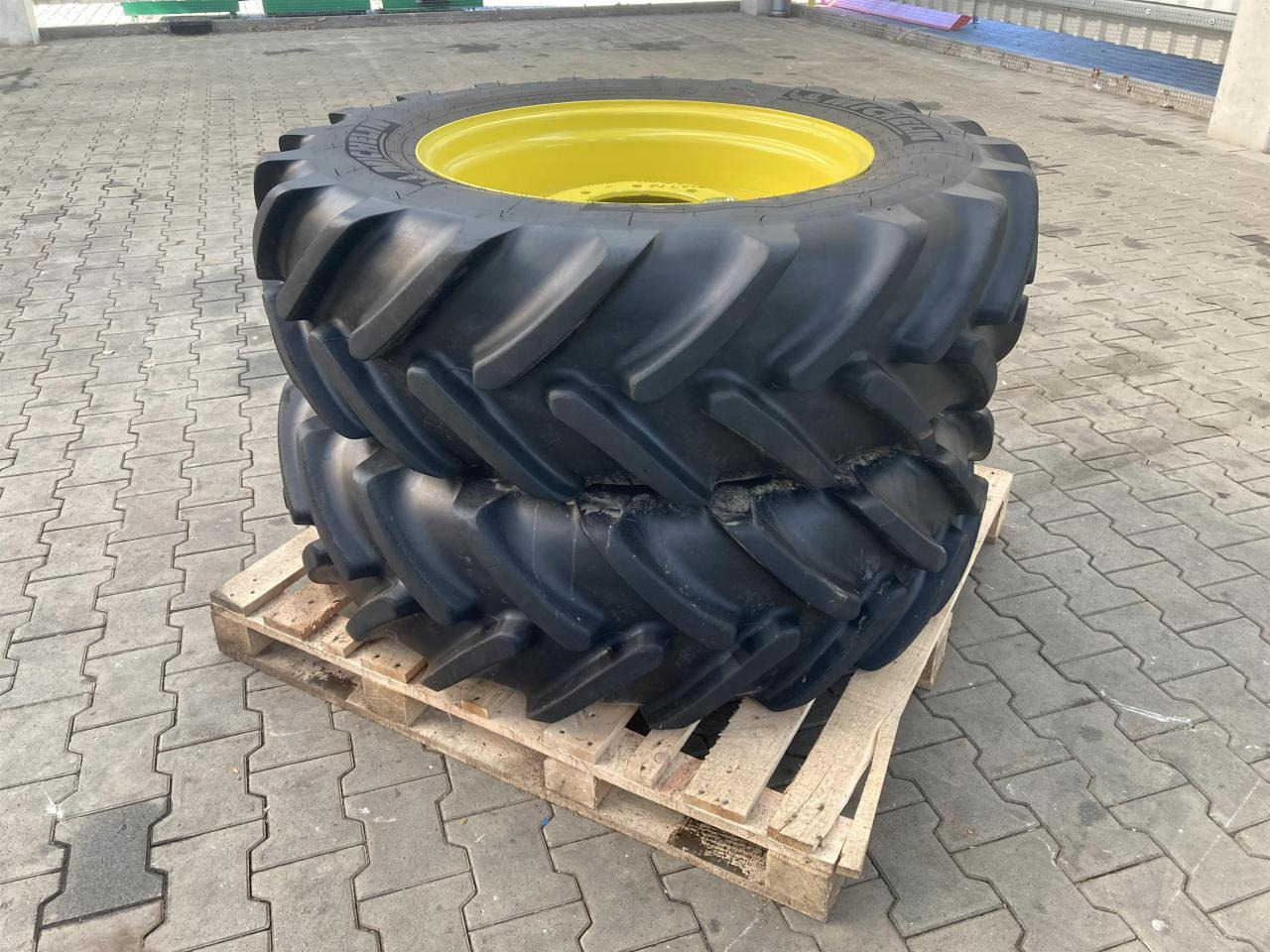 Michelin 380/70R28 - 타이어 농업용 기계 용 : 사진 1 Michelin 380/70R28 - 타이어 농업용 기계 용 : 사진 1