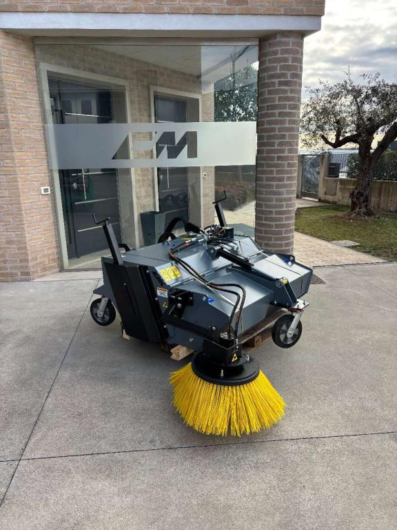 CM Crusher CSI 125 Sweeping Bucket - 빗자루 스키드 스티어 로더 용 : 사진 2 CM Crusher CSI 125 Sweeping Bucket - 빗자루 스키드 스티어 로더 용 : 사진 2