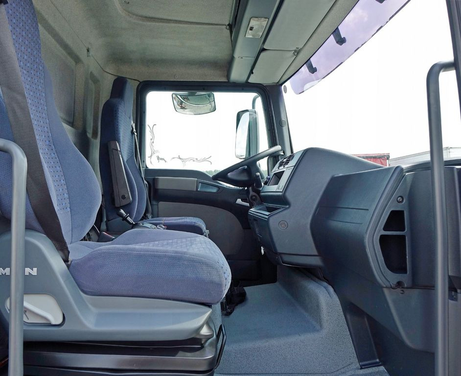 Interior photo 2: 크레인 트럭, 후크 리프트 트럭 MAN TGL 7.150  Abrollkipper + Kran !! MAN TGL 7.150  Abrollkipper + Kran !!