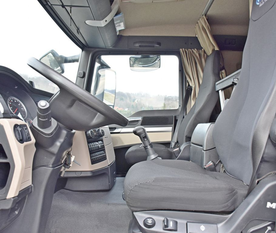 Interior photo 1: 리스 MAN TGS 18.500 Sattelzugmaschine + KRAN/FUNK MAN TGS 18.500 Sattelzugmaschine + KRAN/FUNK MAN TGS 18.500 Sattelzugmaschine + KRAN/FUNK MAN TGS 18.500 Sattelzugmaschine + KRAN/FUNK Interior photo 1: 리스 MAN TGS 18.500 Sattelzugmaschine + KRAN/FUNK MAN TGS 18.500 Sattelzugmaschine + KRAN/FUNK MAN TGS 18.500 Sattelzugmaschine + KRAN/FUNK MAN TGS 18.500 Sattelzugmaschine + KRAN/FUNK