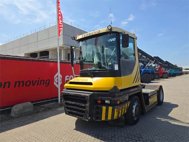 Terberg RT223 4x4 - 터미널 트랙터 : 사진 2 Terberg RT223 4x4 - 터미널 트랙터 : 사진 2