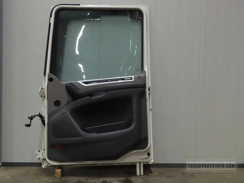 DAF Body & Chassis Parts Portier Re. DAF XF 106 - 도어 및 부품 트럭 용 : 사진 2 DAF Body & Chassis Parts Portier Re. DAF XF 106 - 도어 및 부품 트럭 용 : 사진 2