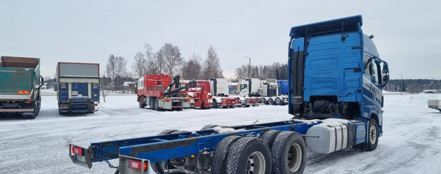 Volvo FH750 6x4 nostotelillä - 캡 새시 트럭 : 사진 2 Volvo FH750 6x4 nostotelillä - 캡 새시 트럭 : 사진 2