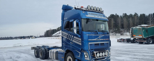 Volvo FH750 6x4 nostotelillä - 캡 새시 트럭 : 사진 3 Volvo FH750 6x4 nostotelillä - 캡 새시 트럭 : 사진 3