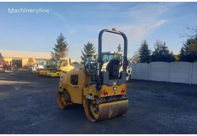 Caterpillar CB 24B road roller - 롤러 : 사진 4 Caterpillar CB 24B road roller - 롤러 : 사진 4