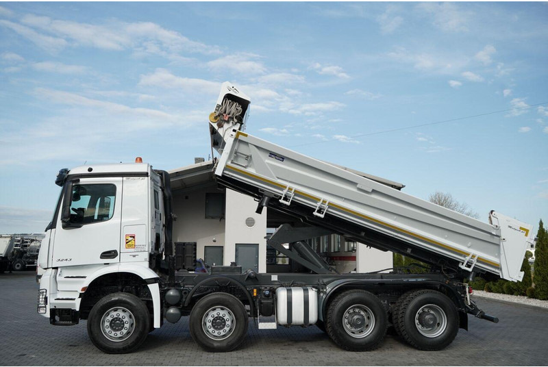 Mercedes-Benz AROCS 3243 / 8x4 / WYWROTKA DWUSTRONNA / HYDROBURTA / BORDMATIC - 덤프트럭 : 사진 2 Mercedes-Benz AROCS 3243 / 8x4 / WYWROTKA DWUSTRONNA / HYDROBURTA / BORDMATIC - 덤프트럭 : 사진 2