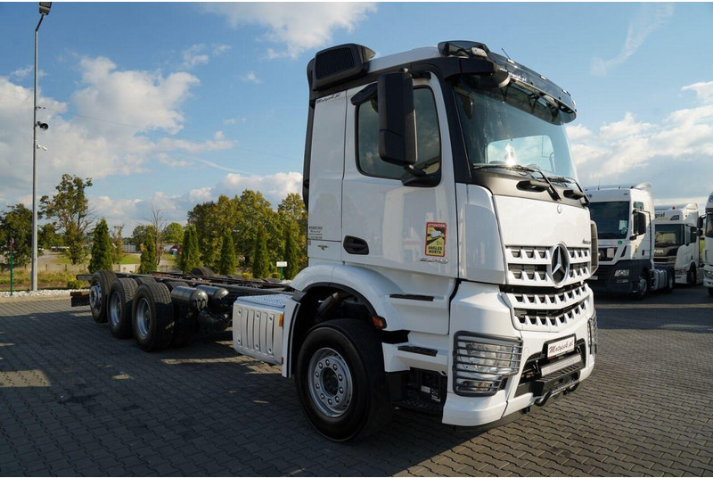 Mercedes-Benz AROCS 3248 / 8X4 / TRIDEM / RAMA POD ZABUDOWE 8 M / OŚ SKRETNA I - 캡 새시 트럭 : 사진 2 Mercedes-Benz AROCS 3248 / 8X4 / TRIDEM / RAMA POD ZABUDOWE 8 M / OŚ SKRETNA I - 캡 새시 트럭 : 사진 2