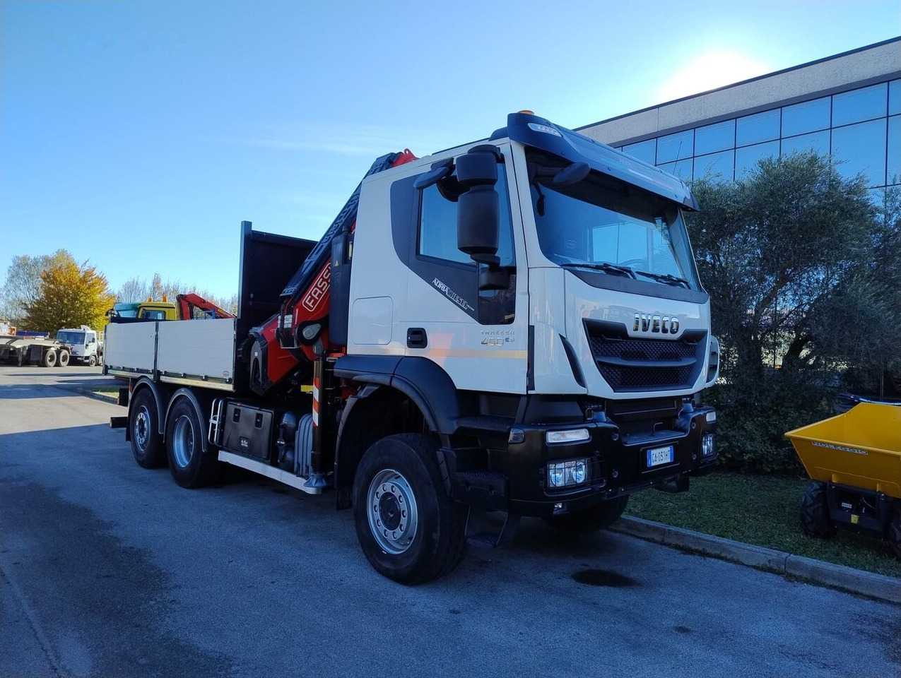 드롭사이드/ 플랫베드 트럭, 크레인 트럭 IVECO Trakker 450 : 사진 1