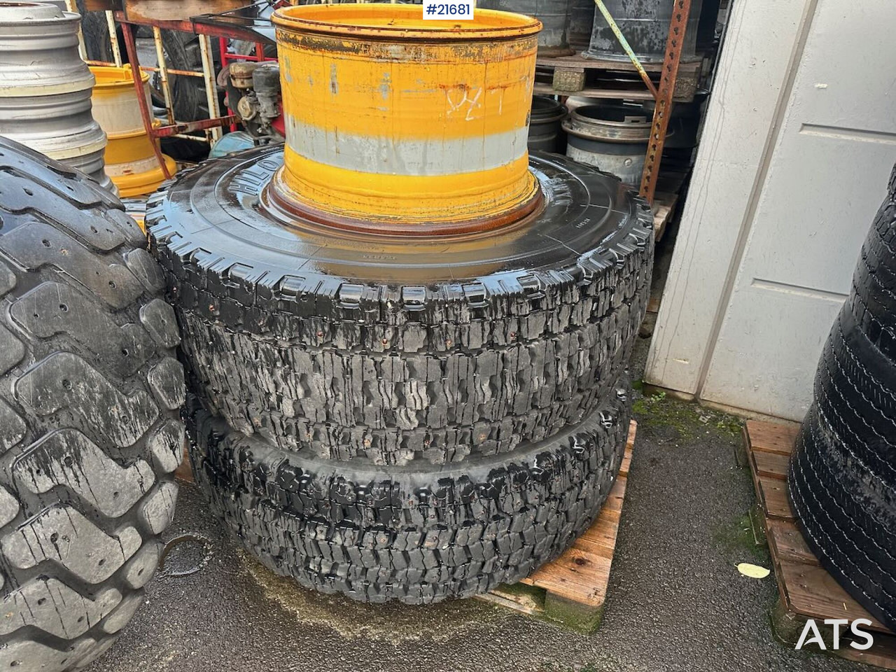 Hilo Dekkene har stått på en Volvo L60E - 휠 및 타이어 건설기계 용 : 사진 1 Hilo Dekkene har stått på en Volvo L60E - 휠 및 타이어 건설기계 용 : 사진 1