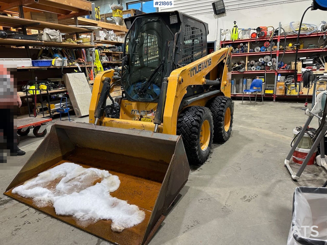 Mustang 220R kompaktlaster m/planeringskuffe og pallegafler - 스키드 스티어 로더 : 사진 1 Mustang 220R kompaktlaster m/planeringskuffe og pallegafler - 스키드 스티어 로더 : 사진 1