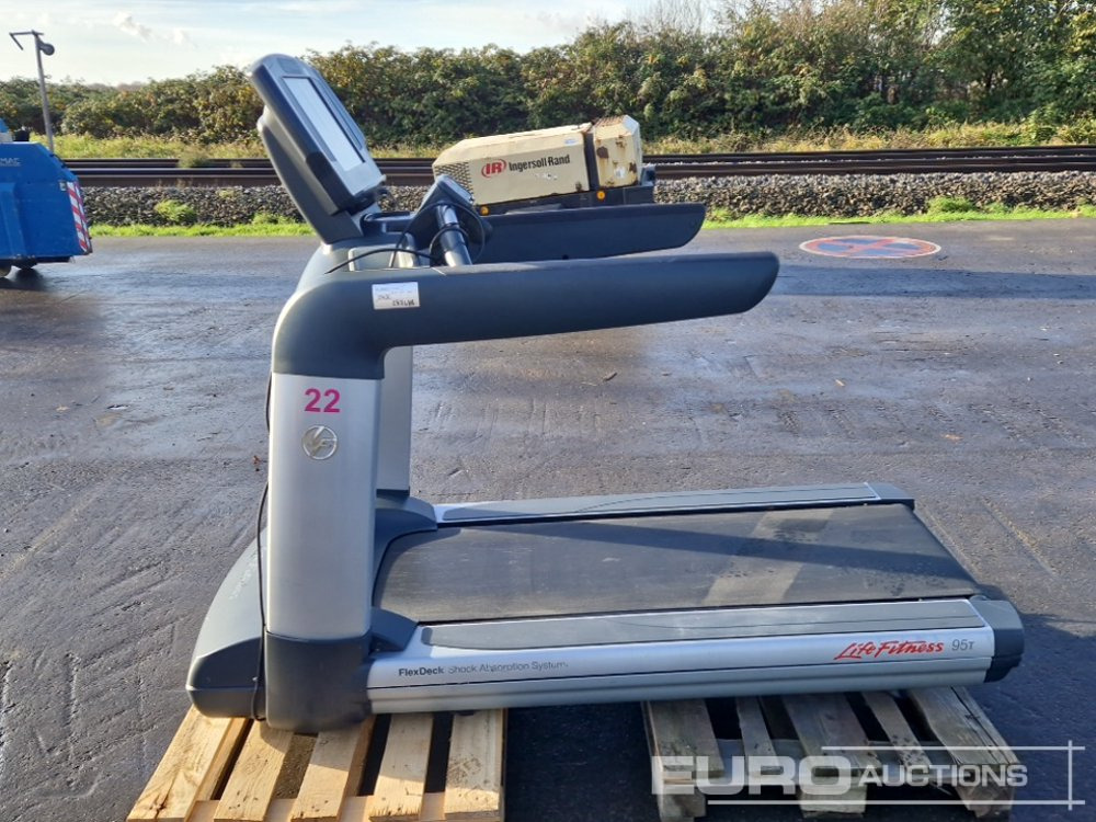 Life Fitness 95T Treadmill, FlexDeck Shock Absortion System, 181kg Weight Limit - 건설장비 : 사진 2 Life Fitness 95T Treadmill, FlexDeck Shock Absortion System, 181kg Weight Limit - 건설장비 : 사진 2