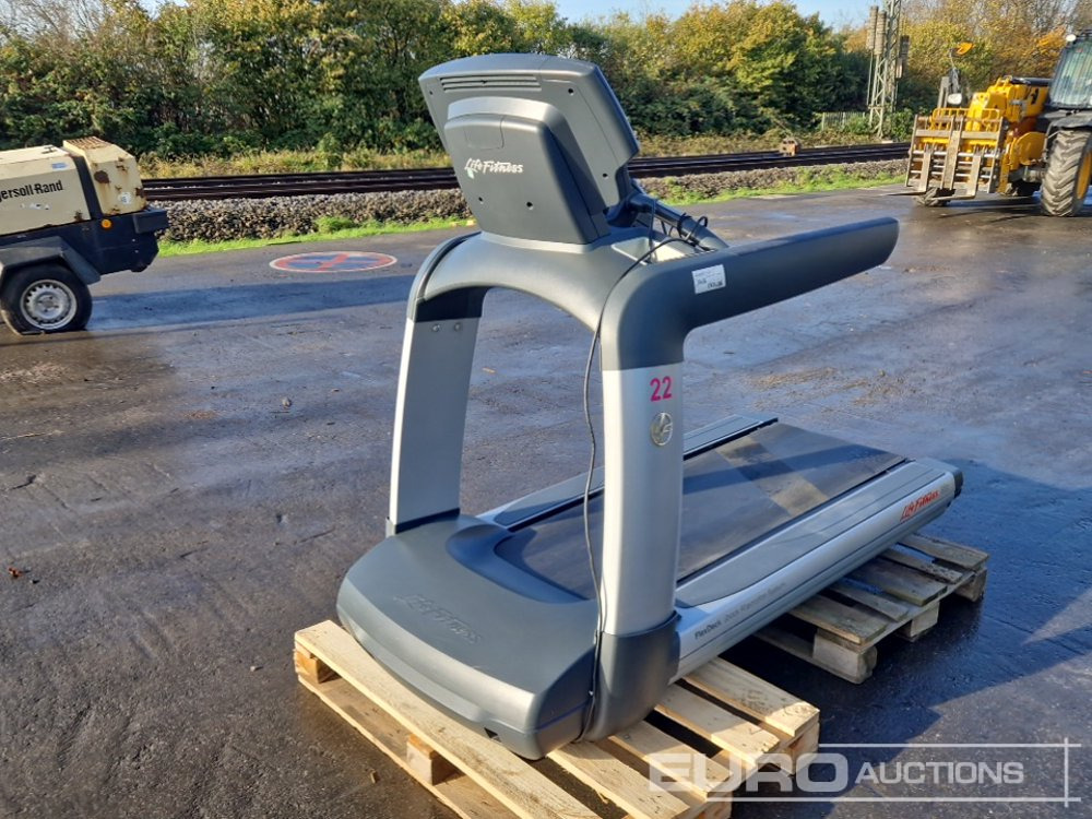 Life Fitness 95T Treadmill, FlexDeck Shock Absortion System, 181kg Weight Limit - 건설장비 : 사진 1 Life Fitness 95T Treadmill, FlexDeck Shock Absortion System, 181kg Weight Limit - 건설장비 : 사진 1