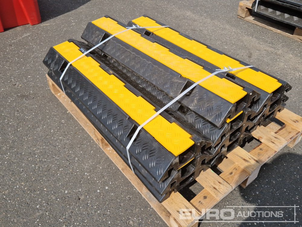 Unused Road Cable Protection, Single Channel - 건설장비 : 사진 4 Unused Road Cable Protection, Single Channel - 건설장비 : 사진 4