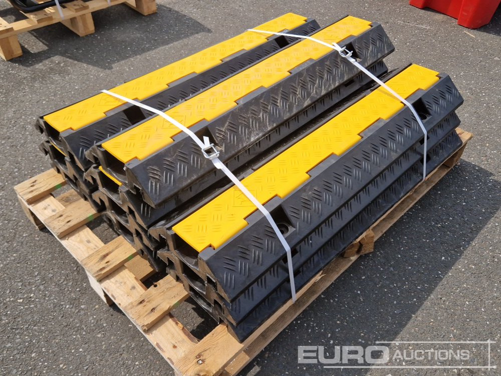Unused Road Cable Protection, Single Channel - 건설장비 : 사진 1 Unused Road Cable Protection, Single Channel - 건설장비 : 사진 1